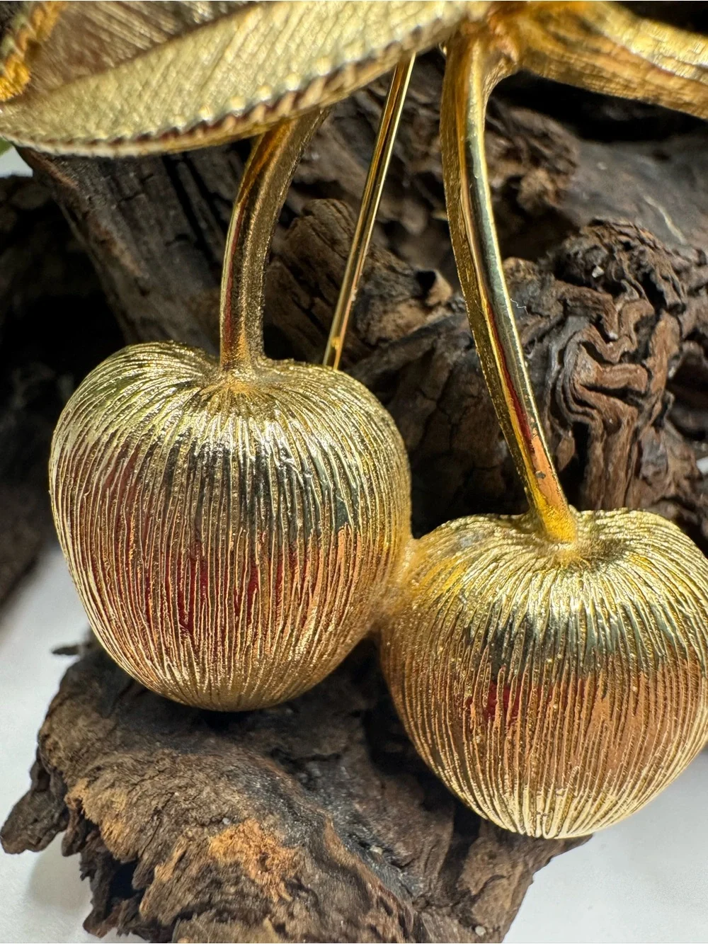 Sarah Coventry “Golden Cherries” brooch, EUC. Brushed gold tone from mid 1960’s. - Picture 3 of 5